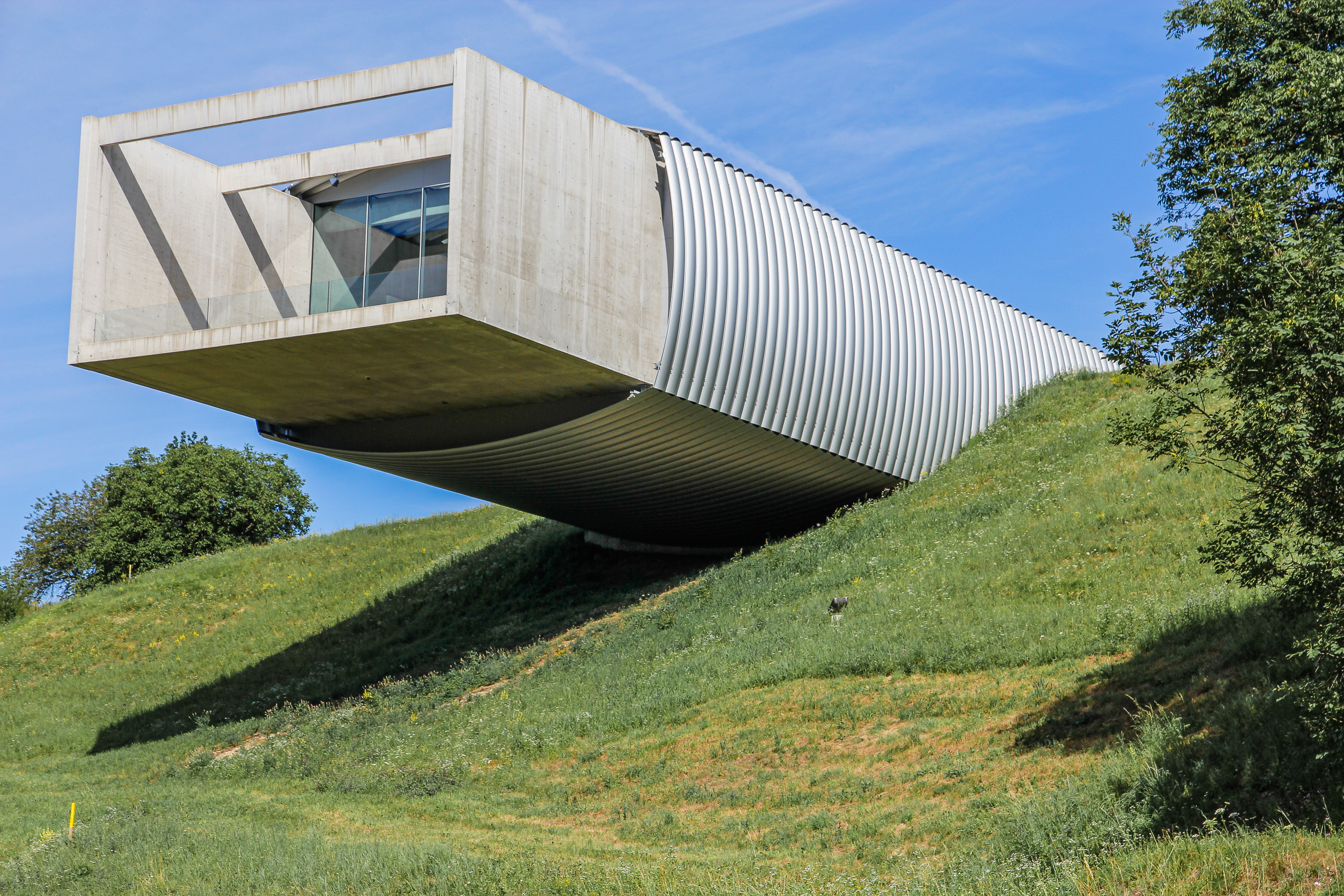 Museum Liaunig – der Baukörper reckt sich aus dem Hang in die Landschaft